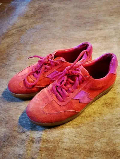 Zapatillas urbanas marca Renza rojas de gamuza - miniatura 1