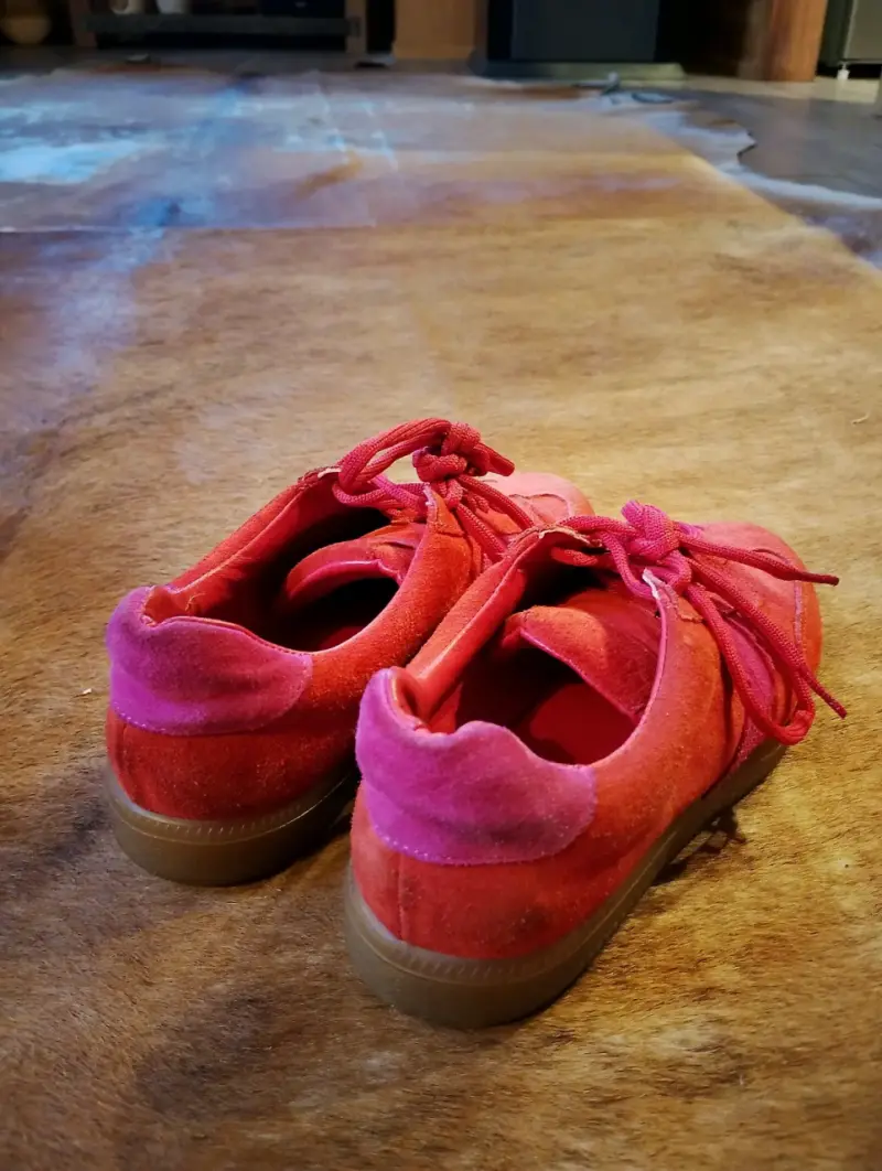 Zapatillas urbanas marca Renza rojas de gamuza - 2