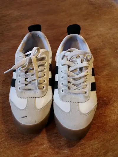 Zapatillas deportivas blancas con negro - miniatura 1