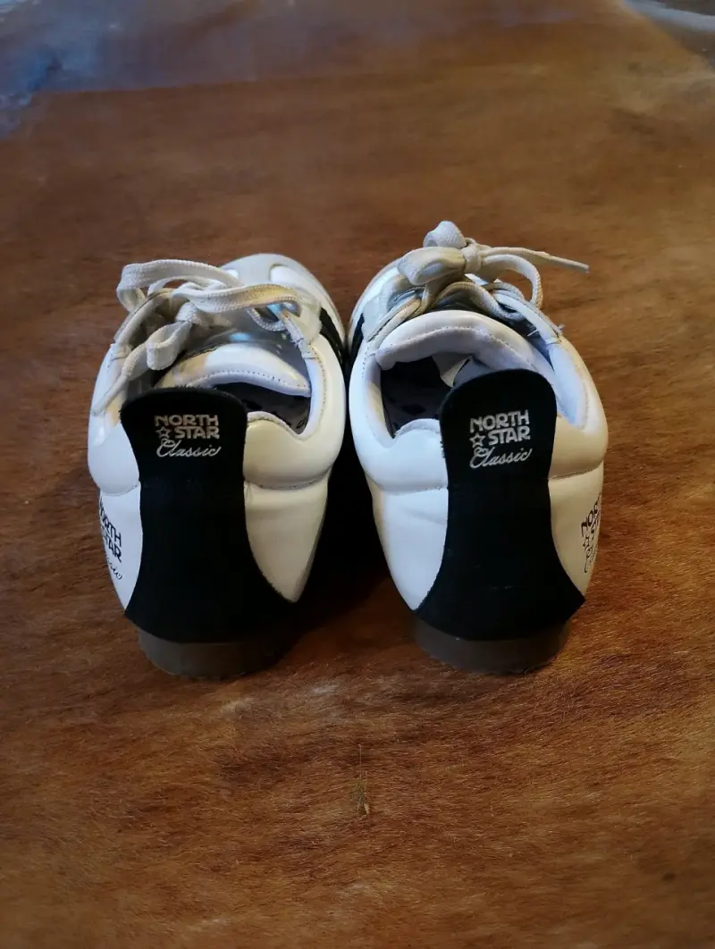 Zapatillas deportivas blancas con negro - 2
