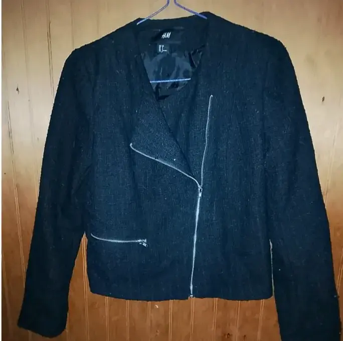 Chaqueta negra H&M con cierre asimétrico