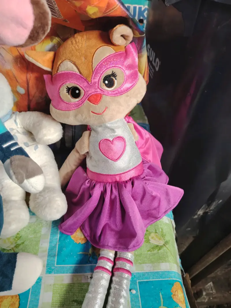 Muñeca de peluche superhéroe con capa