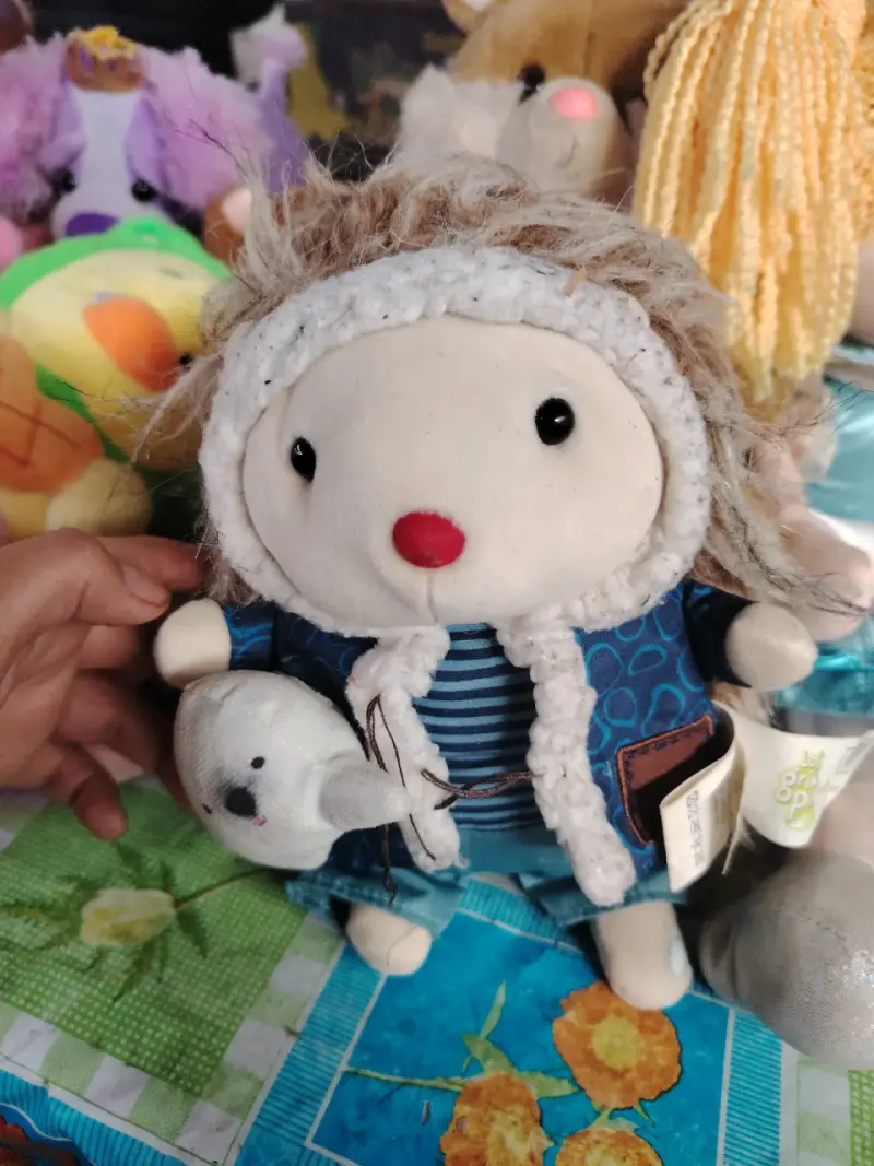 Peluche de erizo con abrigo azul