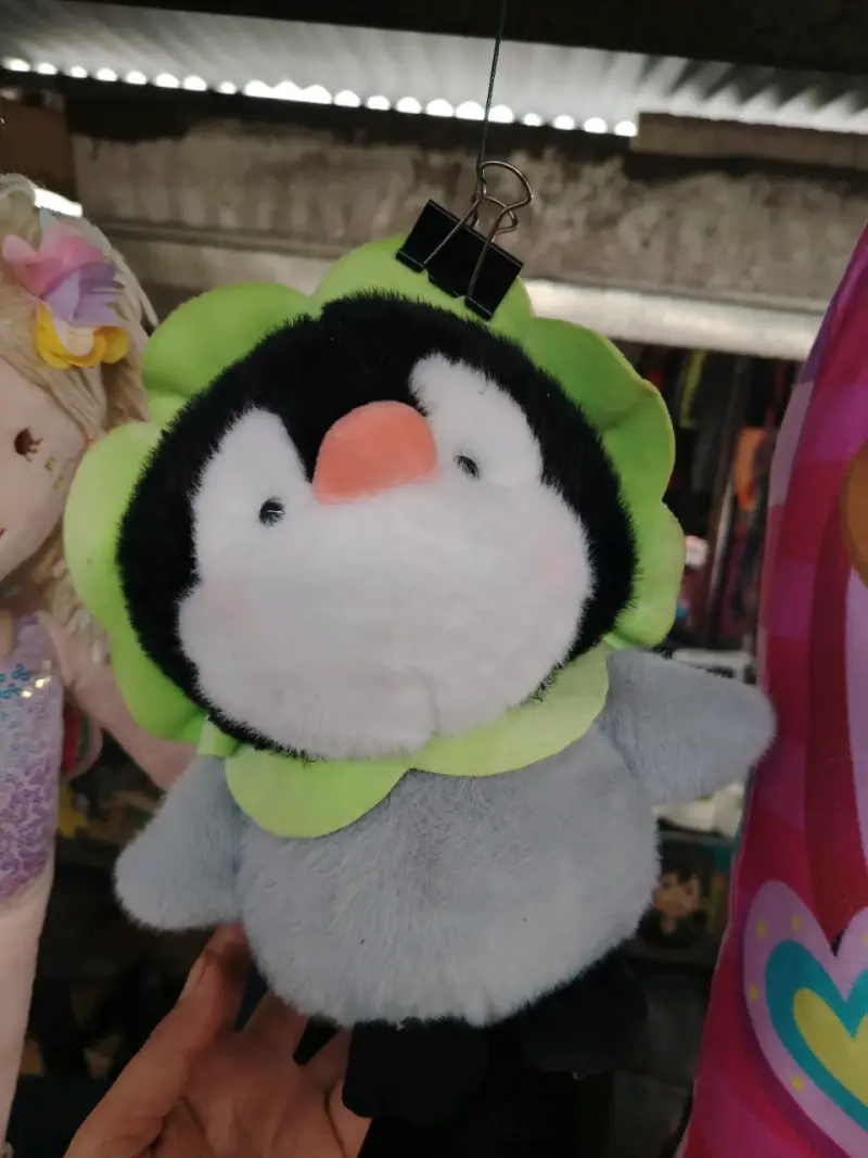 Peluche de pingüino con disfraz de flor