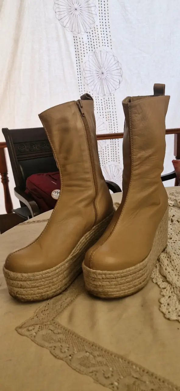 Botas de cuero con taco acuña beige - 1