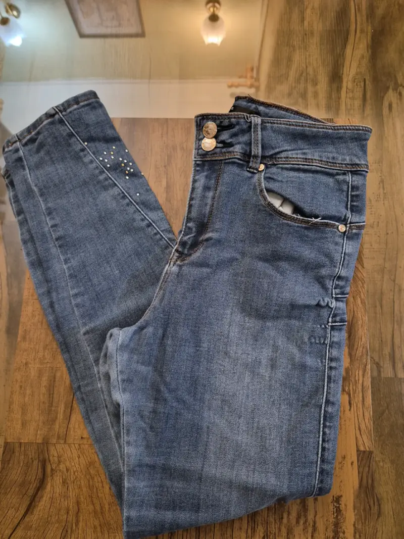 Jeans azul con detalles de tachas