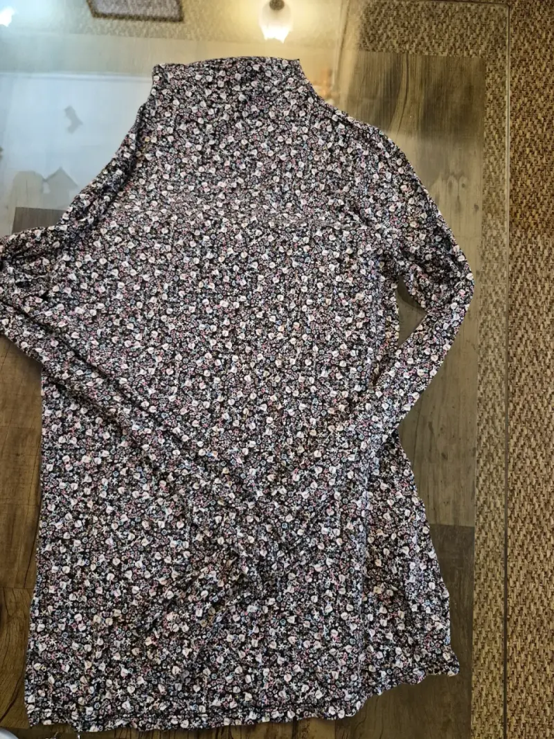 Polera de cuello alto con estampado floral