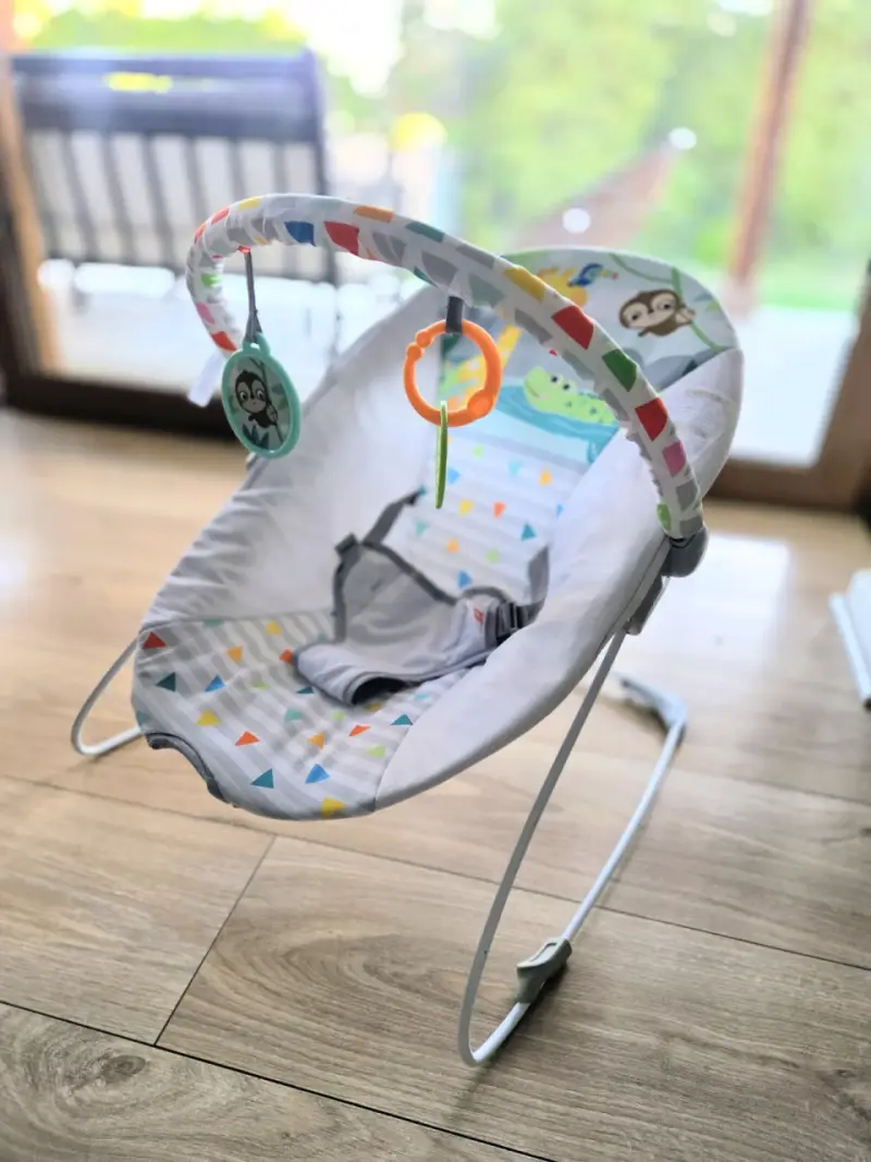 Silla mecedora para bebé con juguetes colgantes - 1