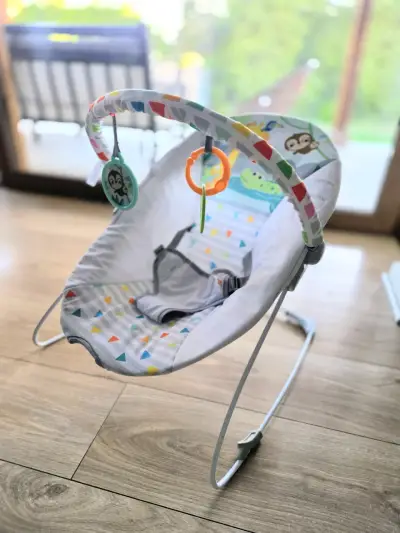 Silla mecedora para bebé con juguetes colgantes - miniatura 1