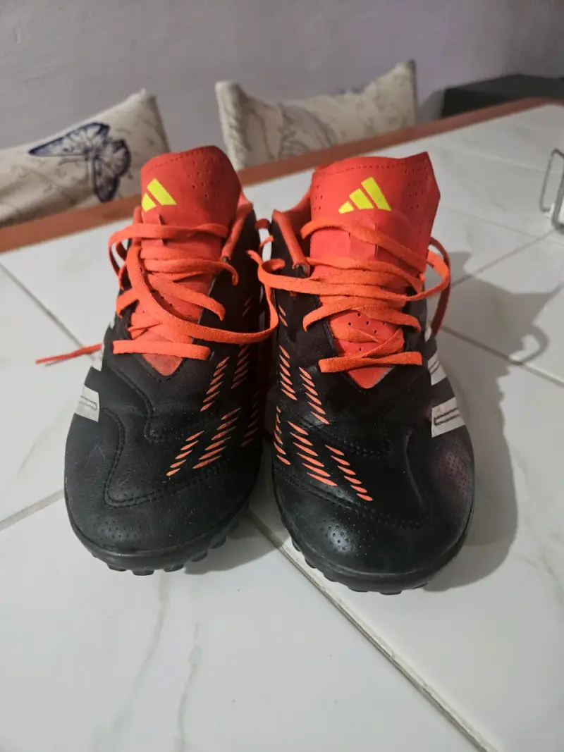 Zapatillas deportivas Adidas negras y naranjas