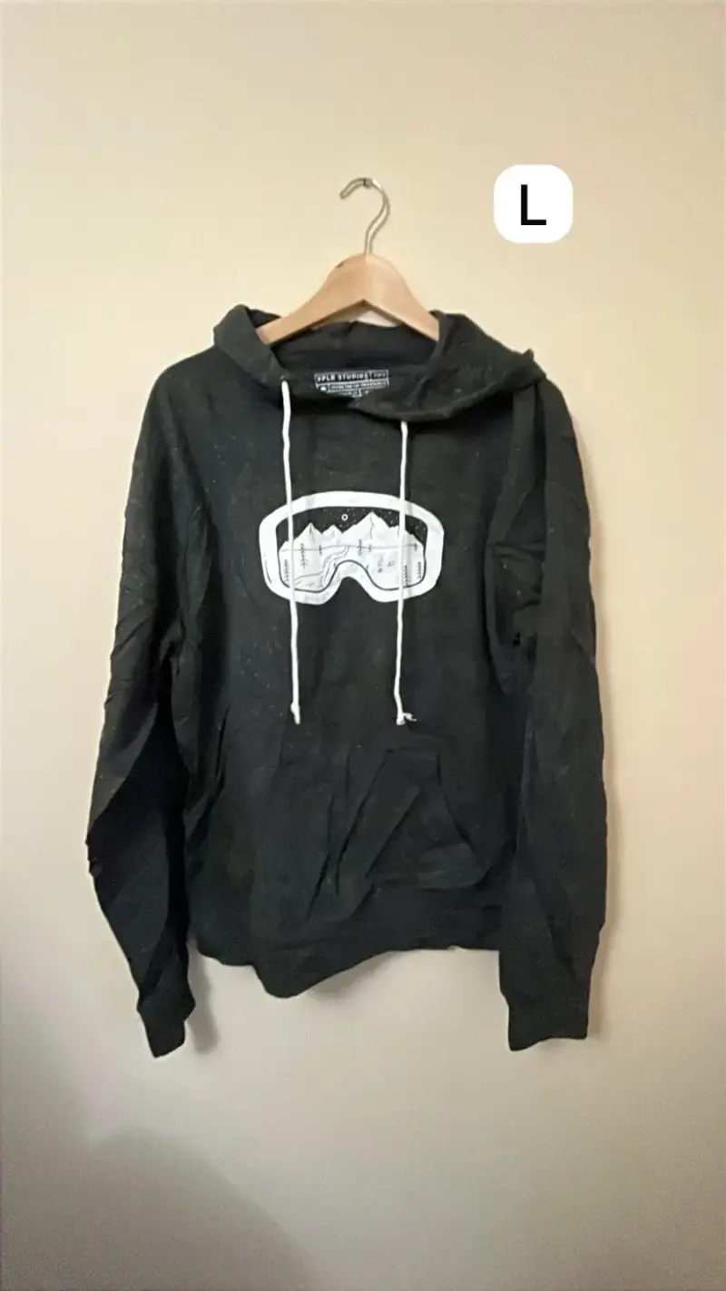 Polerón negro con capucha y diseño gráfico