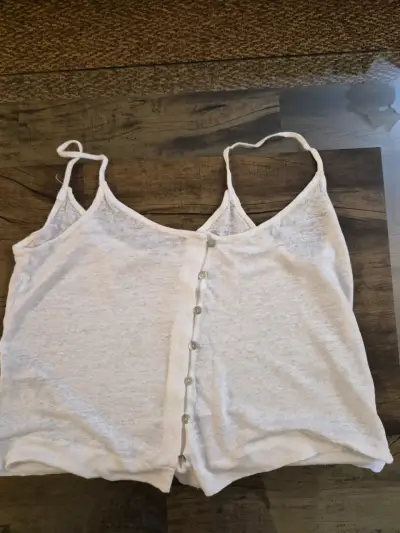 Blusa blanca con tirantes y botones - miniatura 1