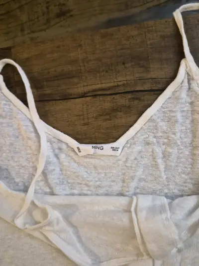 Blusa blanca con tirantes y botones - miniatura 2