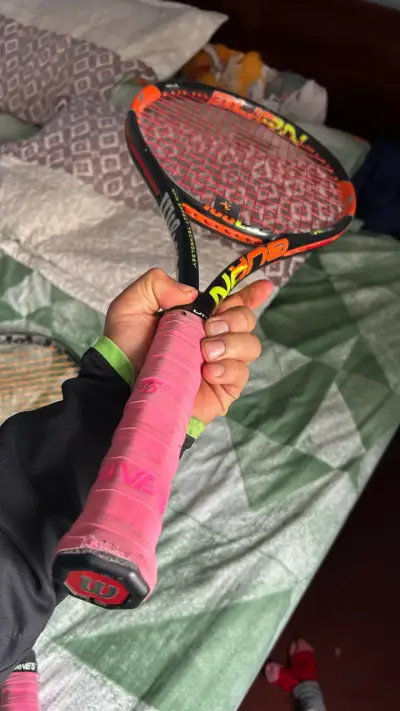 Raqueta de tenis Wilson Burn con grip rosa - miniatura 1