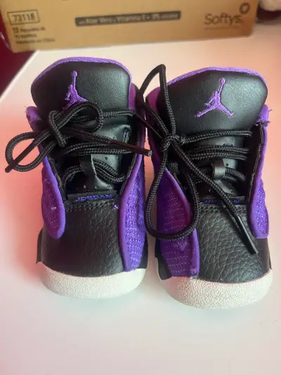 Zapatillas bebé Jordan negras y moradas - miniatura 1