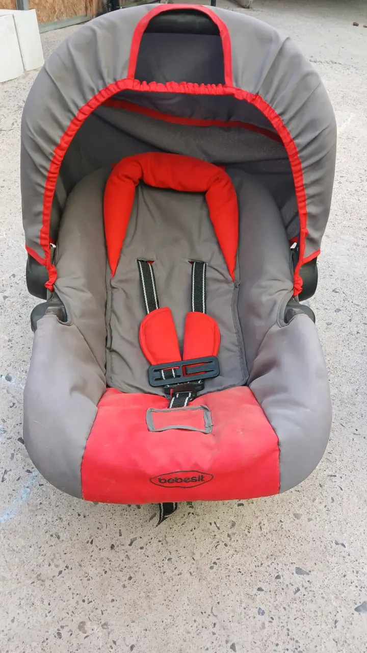 Silla de auto Bebesit gris y roja - 2