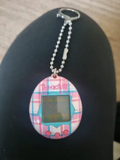 Tamagotchi vintage con diseño a cuadros año 2017 - miniatura 1