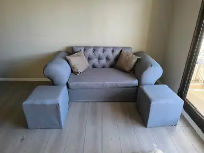 Sofá gris con reposapiés incluidos - miniatura 1