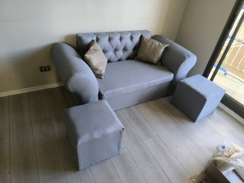 Sofá gris con reposapiés incluidos - 2