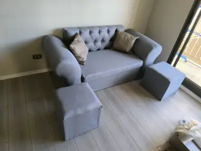 Sofá gris con reposapiés incluidos - miniatura 2
