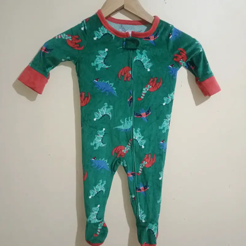 Pijama enterizo infantil con dinosaurios - 1