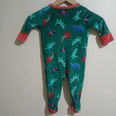 Pijama enterizo infantil con dinosaurios - miniatura 2