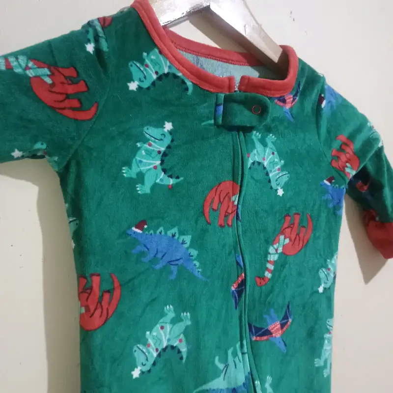 Pijama enterizo infantil con dinosaurios - 3