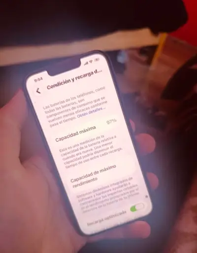 iPhone 14  con batería al 97% de capacidad - miniatura 1