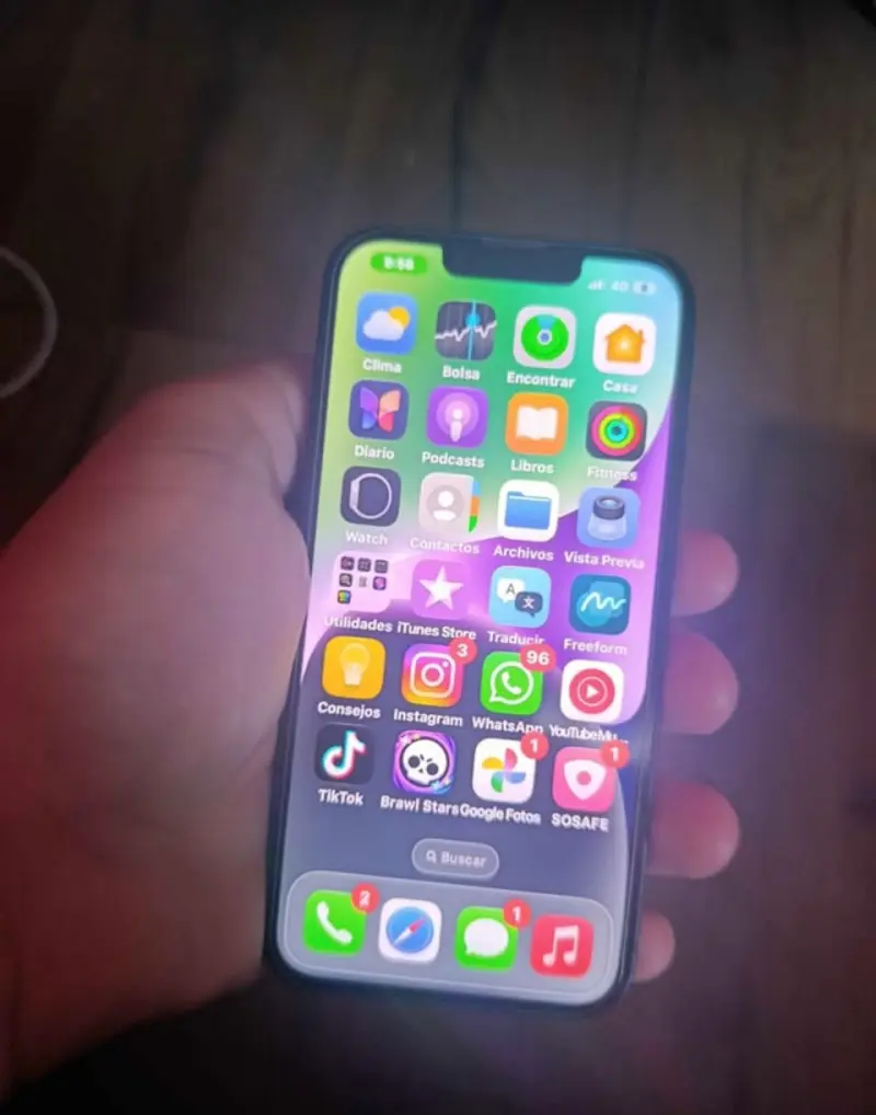 iPhone 14  con batería al 97% de capacidad - 2