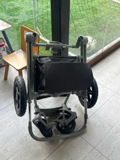 Coche de bebé plegable en buen estado - miniatura 1
