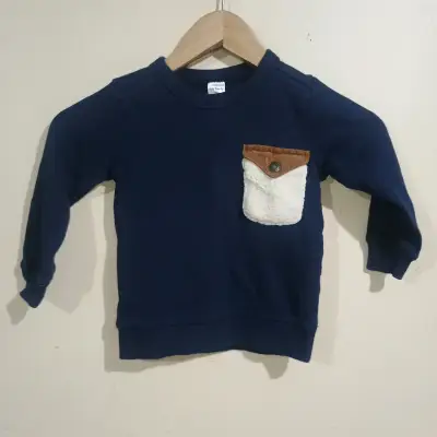 Polerón azul para niño con bolsillo decorativo - miniatura 1