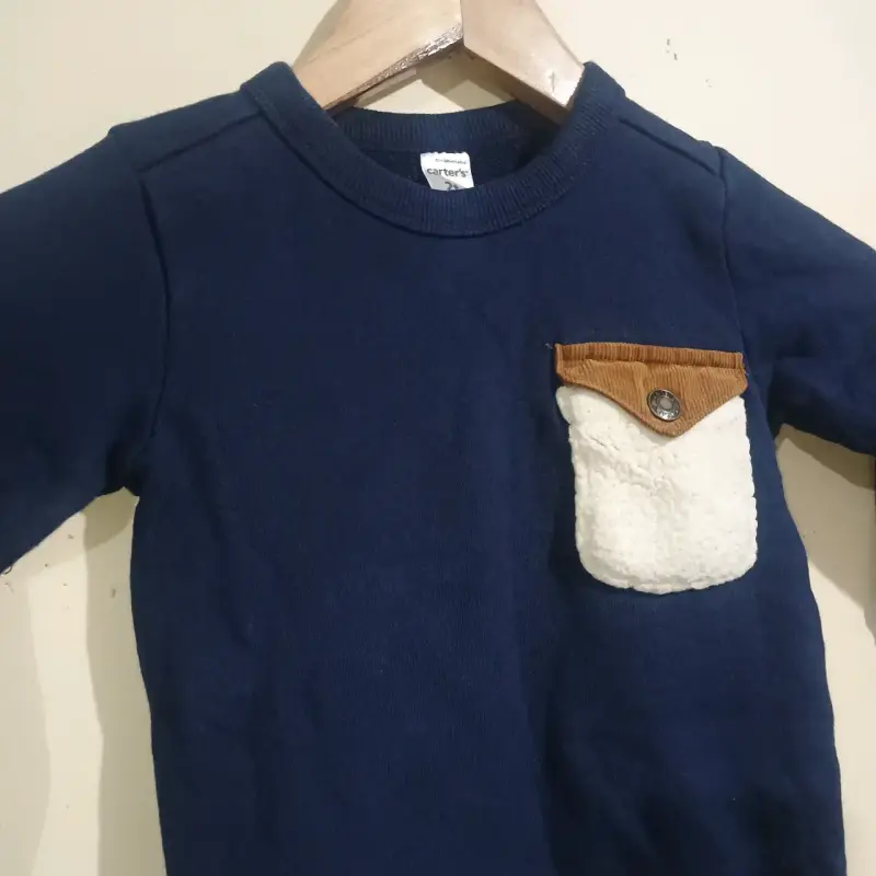 Polerón azul para niño con bolsillo decorativo - 3