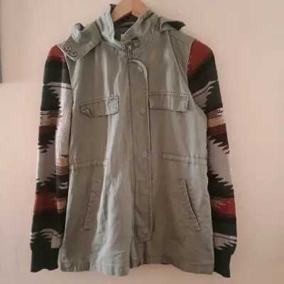 Chaqueta con capucha y mangas estampadas - miniatura 1