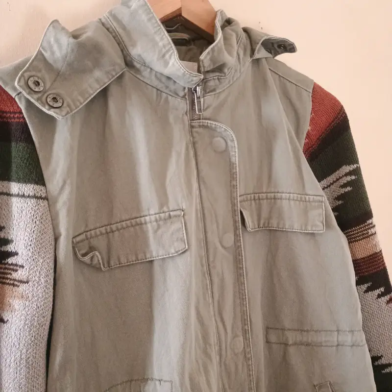 Chaqueta con capucha y mangas estampadas - 2