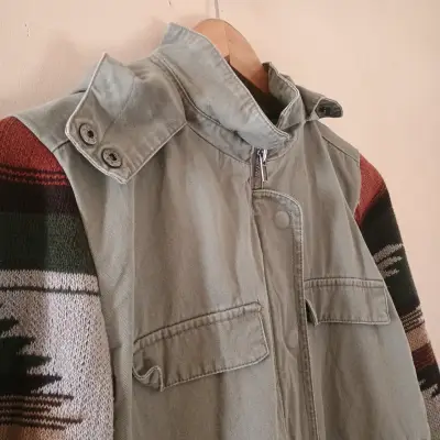 Chaqueta con capucha y mangas estampadas - miniatura 3