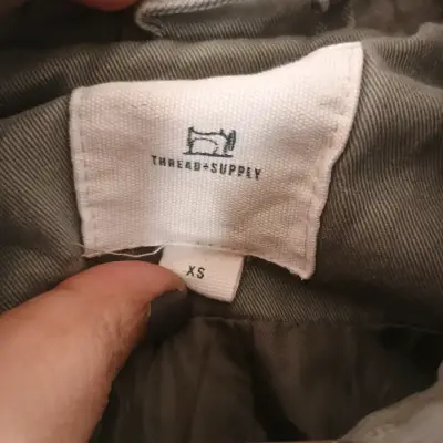 Chaqueta con capucha y mangas estampadas - miniatura 5