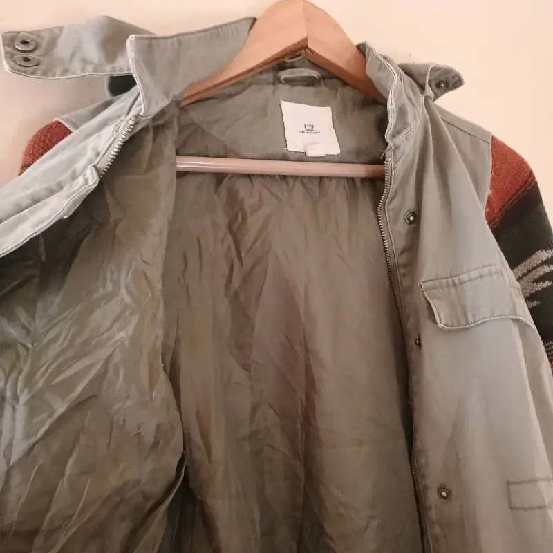 Chaqueta con capucha y mangas estampadas - 6