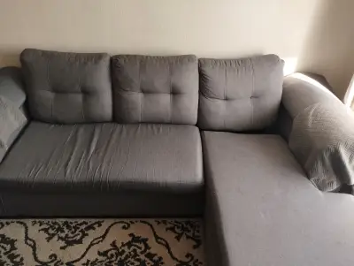 Sofá seccional gris en buen estado - miniatura 1
