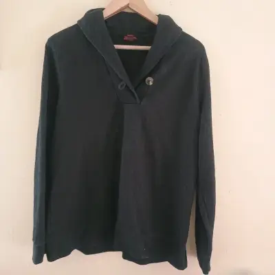 Suéter negro con cuello abotonado - miniatura 1
