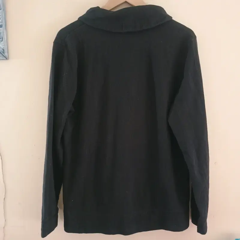 Suéter negro con cuello abotonado - 2