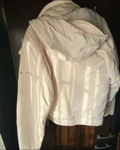 Chaqueta impermeable beige para mujer - miniatura 5