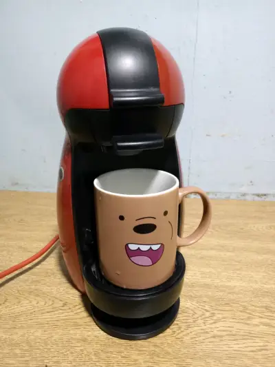 Cafetera de cápsulas roja compacta - miniatura 1