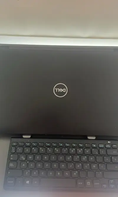 Laptop Dell con teclado retroiluminado - miniatura 1