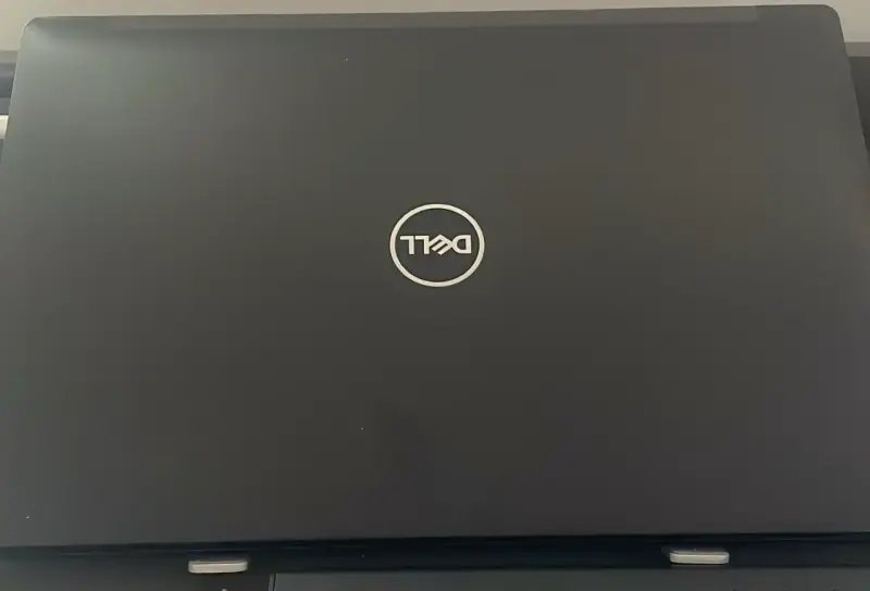 Laptop Dell con teclado retroiluminado - 3