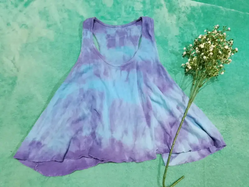 Polera sin mangas tie-dye azul y morado