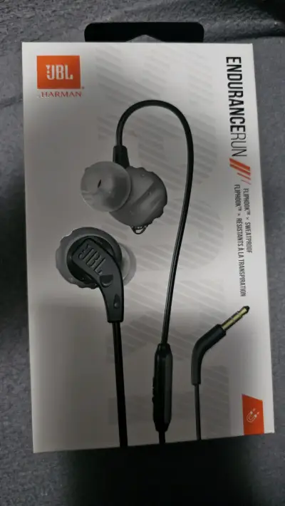 Auriculares JBL resistentes al sudor y agua - miniatura 1