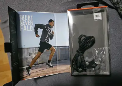 Auriculares JBL resistentes al sudor y agua - miniatura 2