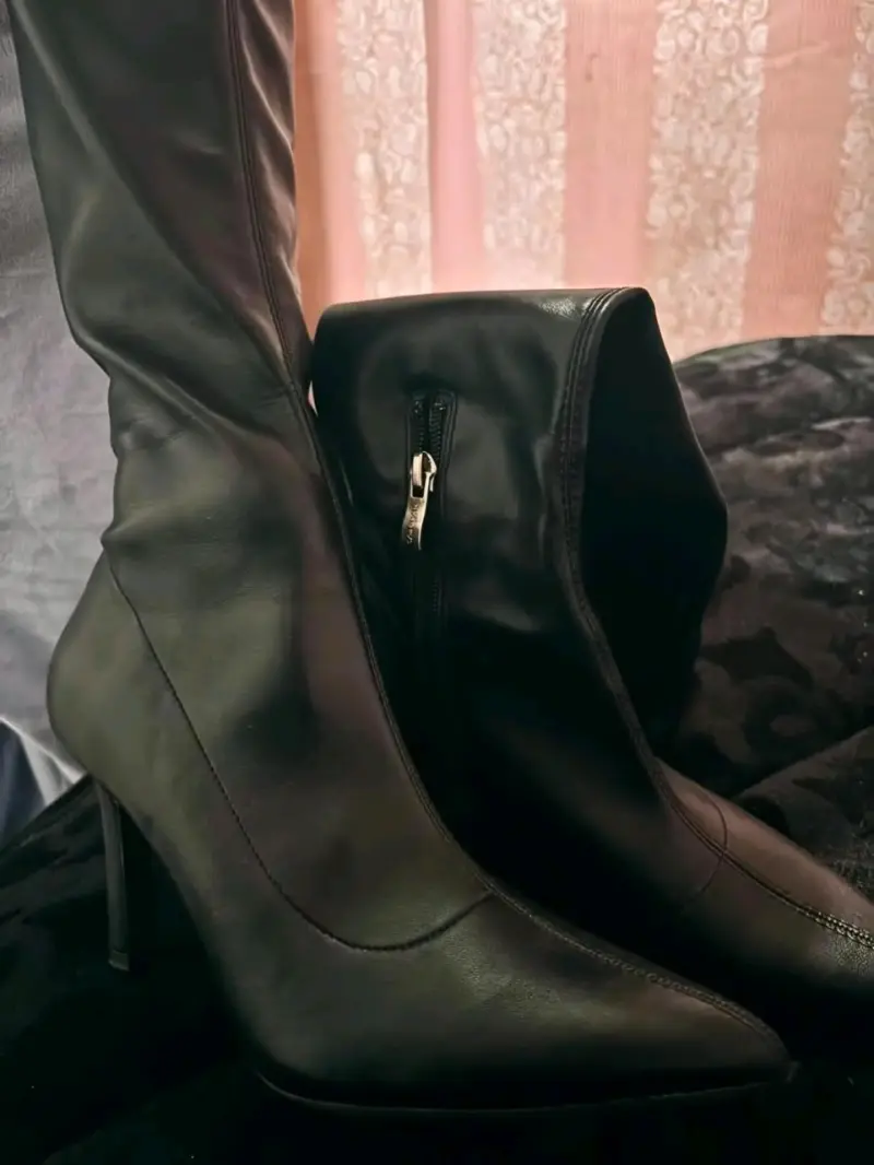 Botas negras de cuero con tacón alto - 1