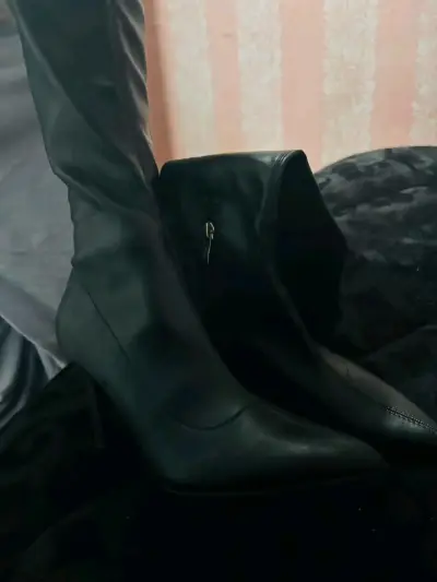 Botas negras de cuero con tacón alto - miniatura 2