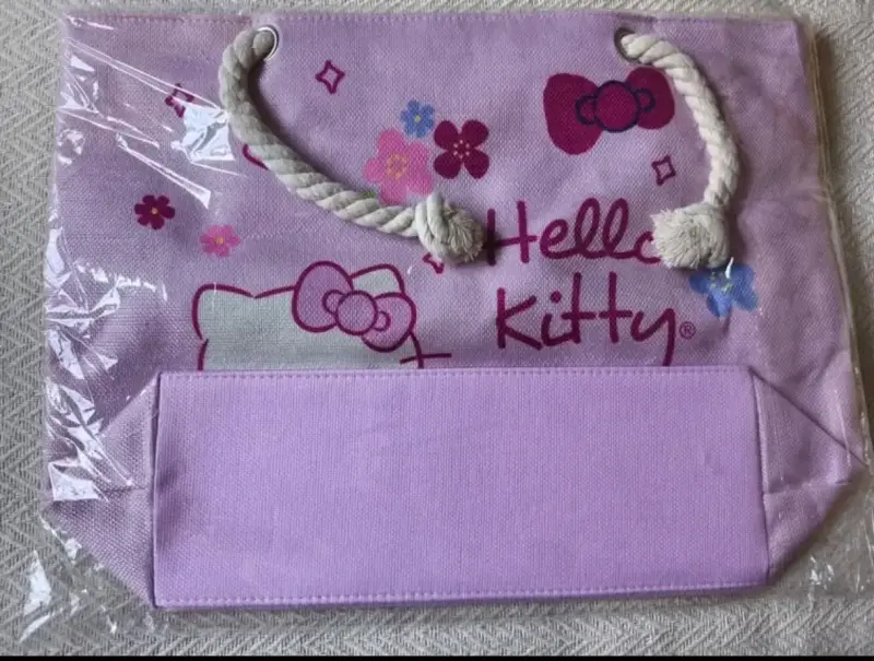 Bolso Hello Kitty rosado con diseño floral - 2